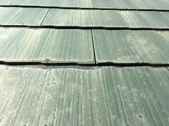 劣化したスレート屋根見本
