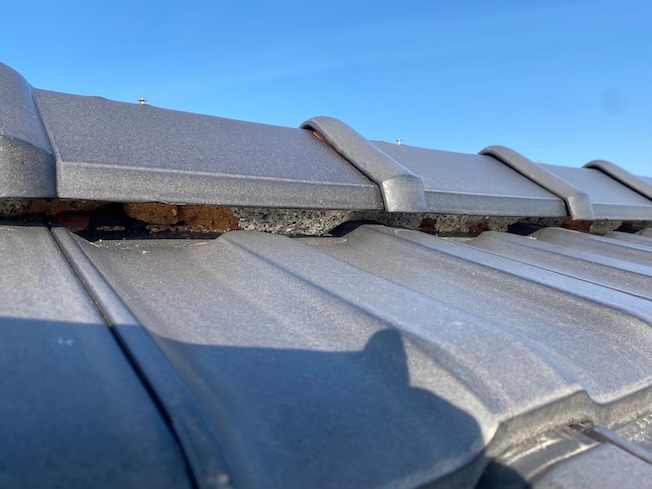 豊橋市　平板瓦　しっくい　白い塊　ポロポロ　棟　剥がれ