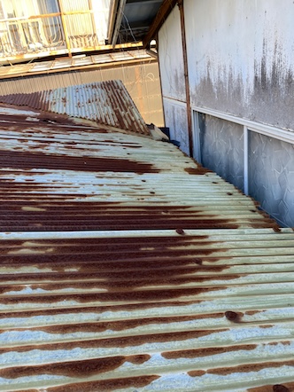 豊川市　トタン屋根　穴あき　直したい　波板　さび　張り替え