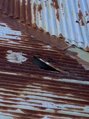 豊川市　トタン屋根　穴あき　直したい　波板　さび