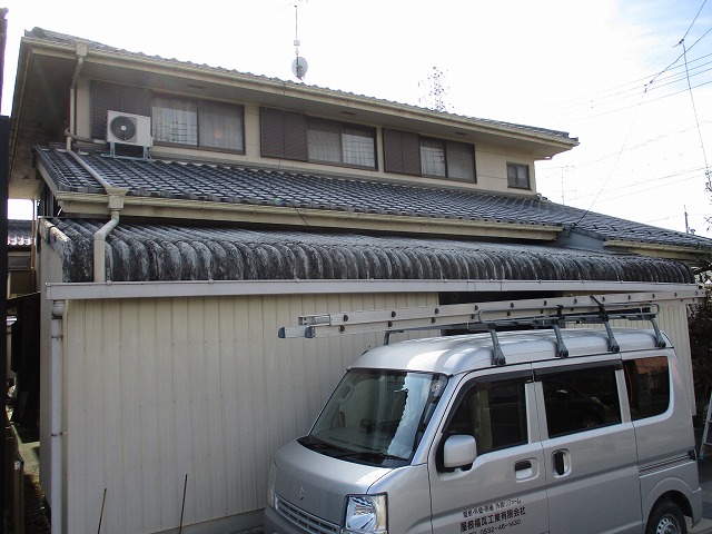 豊橋市弥生町にて表面が劣化したスレート屋根を点検、屋根カバー工法をご提案