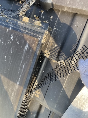 豊橋市　防鳥ネット　不具合　撤去　鳥の巣　ハト　被害　太陽光パネル