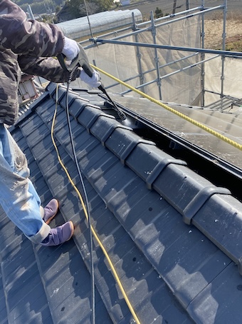 豊橋市　防鳥ネット　不具合　撤去　鳥の巣　ハト　被害　太陽光パネル 屋根　洗浄　清掃