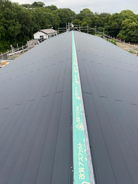 豊橋市　太陽光パネル搭載のカラーベスト屋根をカバー工法、パネルの復旧方法とは？