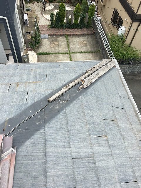 豊橋市多米西町にて板金が飛散してしまったスレート屋根を調査、割れや苔も目立ちました