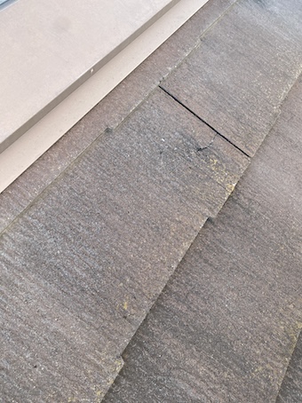 豊橋市　屋根材　落下　化粧スレート　カラーベスト　劣化　ヒビ割れ