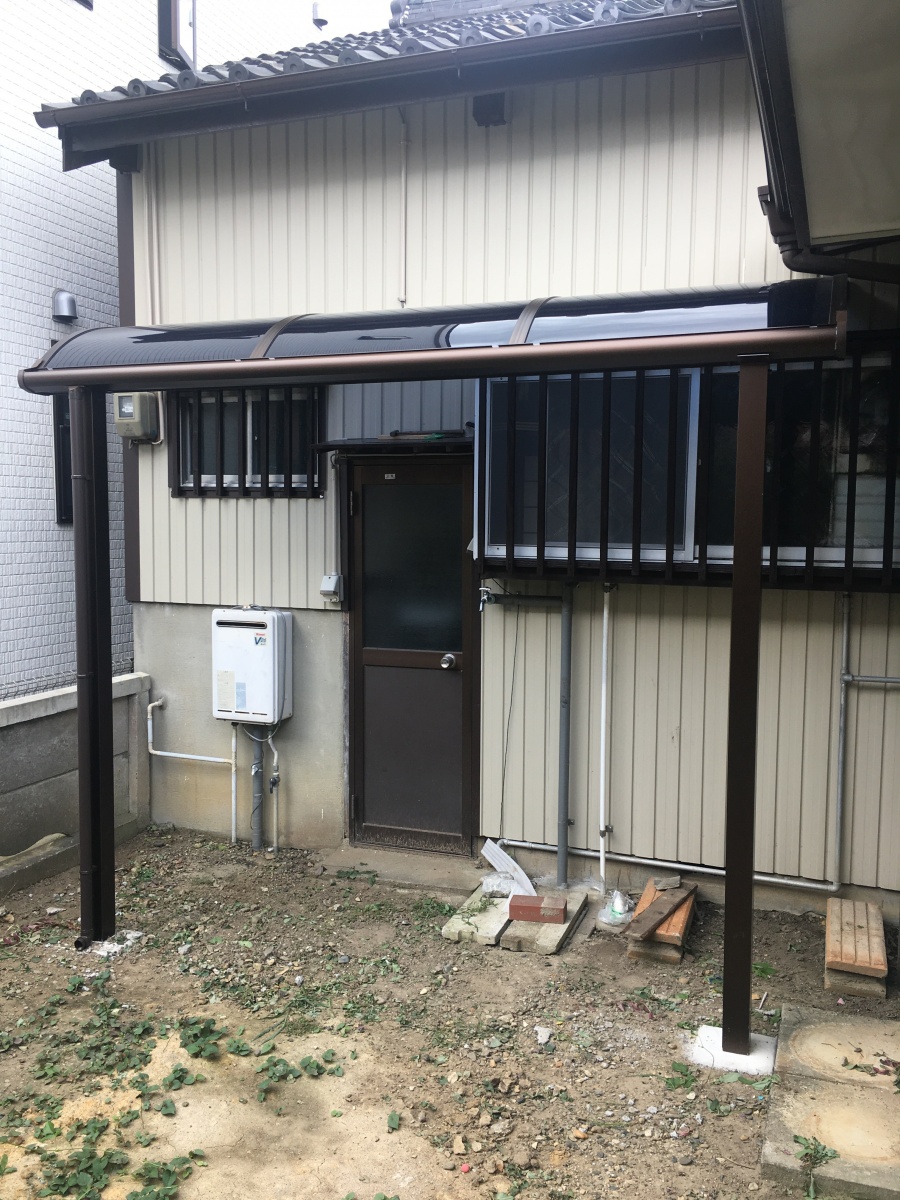 豊橋市で勝手口にテラス屋根を設置しました 豊橋 豊川 田原市で屋根の点検 リフォームなら街の屋根やさん豊橋店