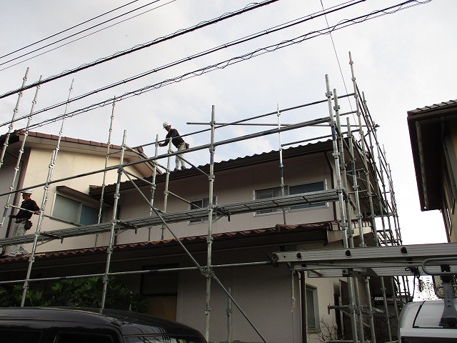 豊川市赤坂台にて外部改修工事が始まります！屋根の葺き替え・外壁塗装の為の足場を組みました