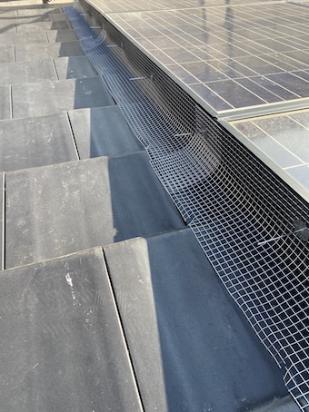 蒲郡市　太陽光パネル　鳩の巣　糞害　バードブロッカー　対策　ネット