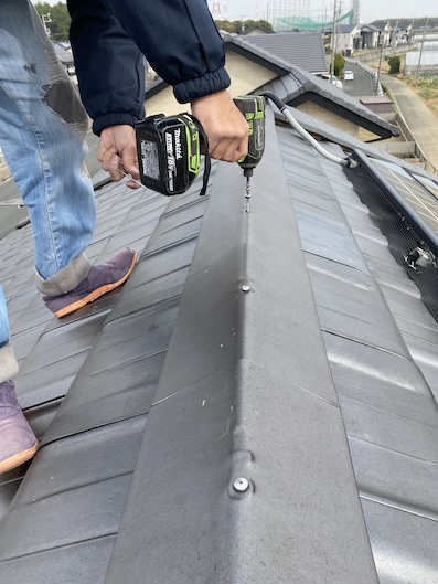 棟瓦　ビス固定　作業中