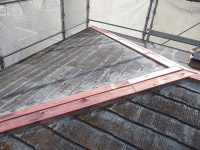 カラーベスト屋根の棟板金　貫板