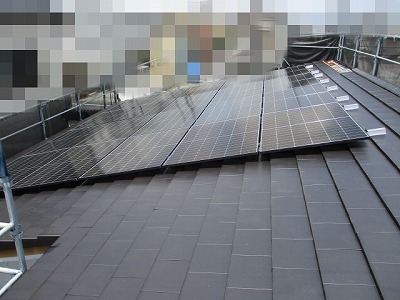 西尾市で行った瓦屋根の太陽光パネル設置、固定方法がいくつかあります
