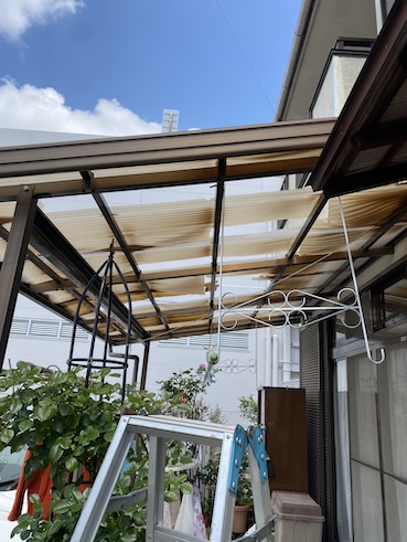 庇　波板　ポリカ　劣化　割れ　黄ばみ