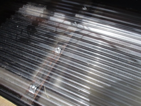 新城市　くすんだ　ポリカ波板　駐輪場　交換