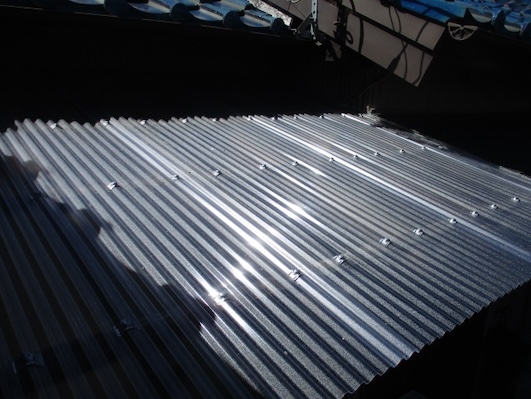 新城市　くすんだ　ポリカ波板　駐輪場　交換