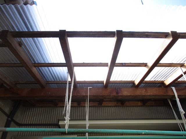 自転車置き場　ポリカーボネート　波板　交換