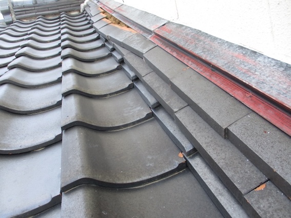 外壁下　壁際　のし　ずれ　はみ出し