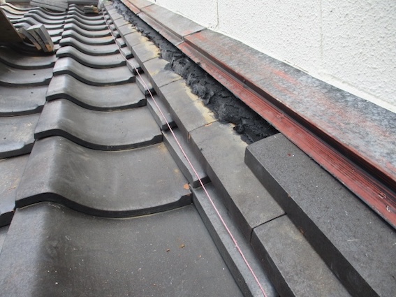 壁際　雨漏り修理　のし瓦　積み