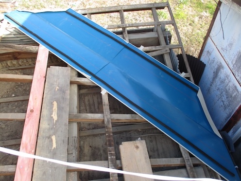 トタン　谷板金　谷樋　ガルバリウム　物置屋根