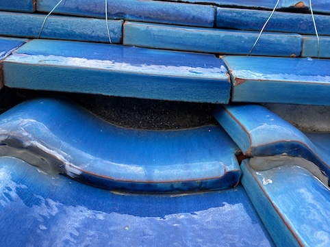 瓦と瓦の隙間に見える古い漆喰