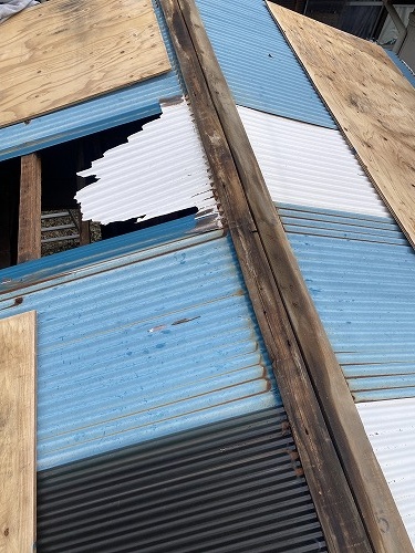 豊橋市　ポリカ　物置小屋　台風　棟板金サビ