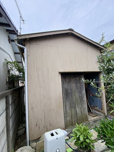 豊橋市　ポリカ　物置小屋　台風　棟板金サビ