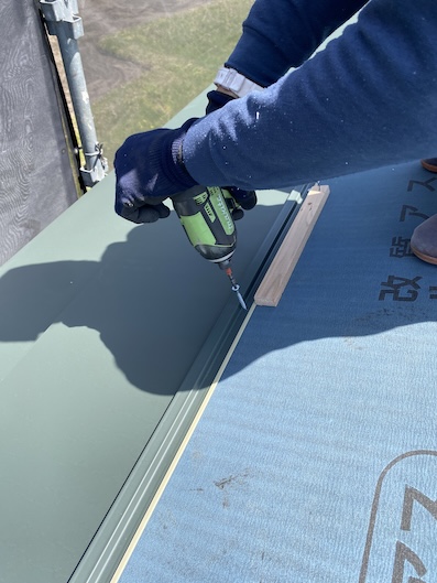 豊川市　葺き替え　ニチハ　横暖ルーフ　ビス　固定