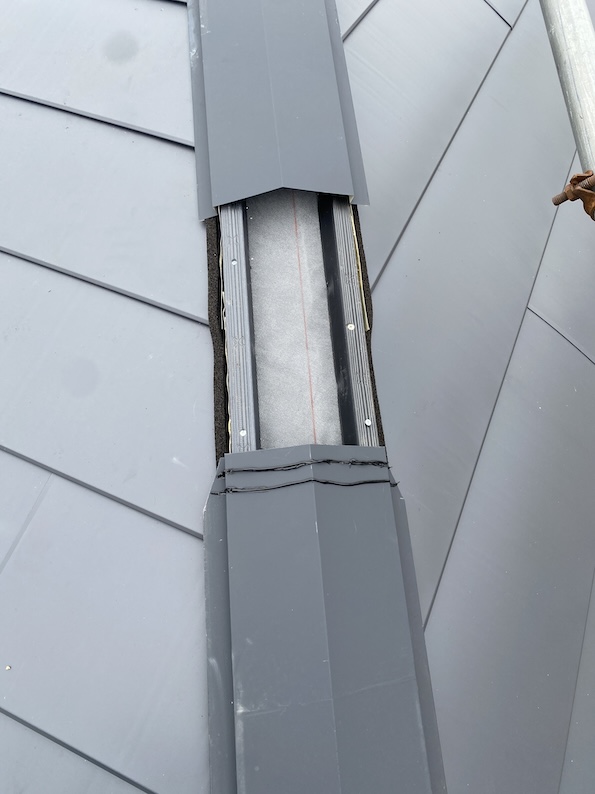 豊橋市　屋根カバー　横暖ルーフ　横葺き　棟板金