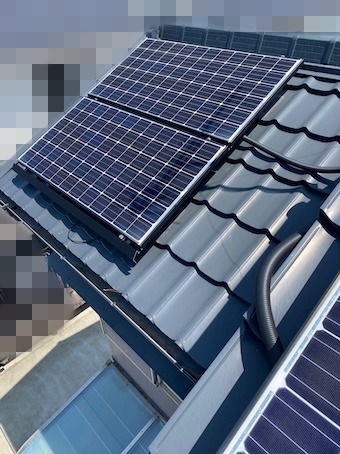 金属瓦　メタルルーフ　太陽光パネル　鳩