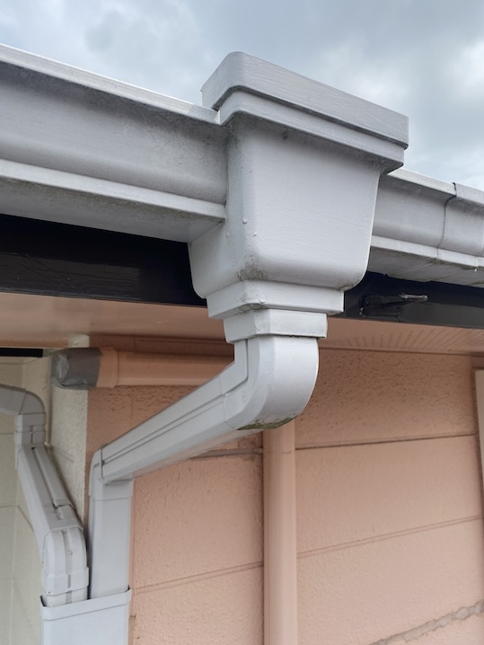 豊橋市　雨樋　水が垂れる　漏れる　部分修理　軒樋　集水器