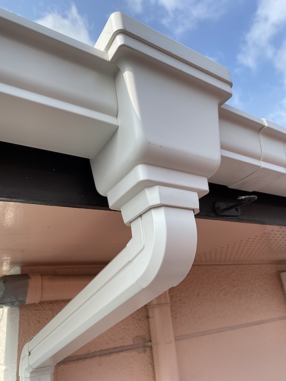 豊橋市　雨樋　水が垂れる　漏れる　部分修理　軒樋　集水器