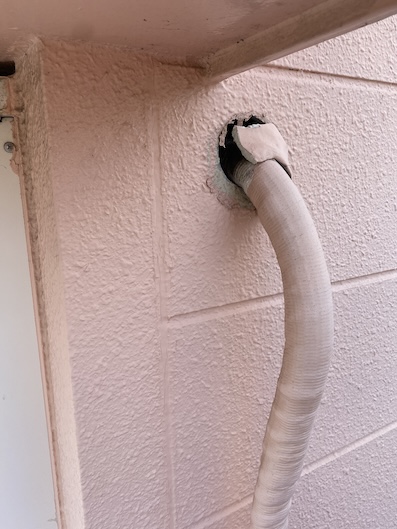 豊橋市　高所作業　エアコン配管　パテ　穴　補修