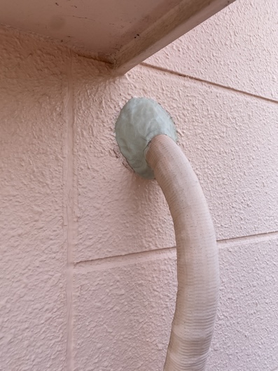 豊橋市　高所作業　エアコン配管　パテ　穴　補修