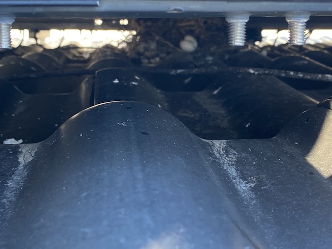 豊橋市　防鳥ネット設置　鳥の巣　屋根　太陽光パネル　ソーラー