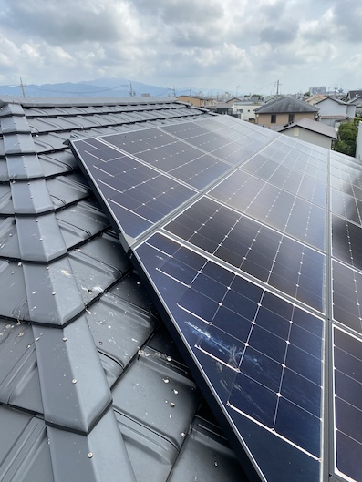 発電パネル　鳥の巣　屋根　フン