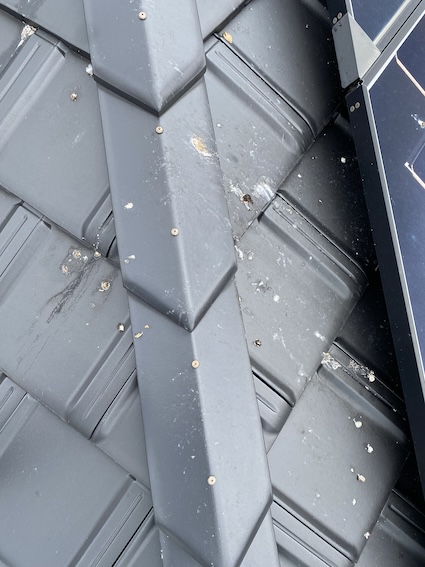 発電パネル　鳥の巣　屋根　フン