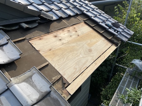 新城市　瓦屋根　雨漏り　瓦の下　腐る　下地　野地　部分交換