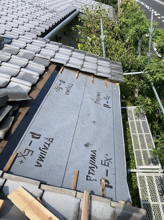 新城市　瓦屋根　雨漏り　瓦の下　腐る　下地　野地　部分交換　ルーフィング