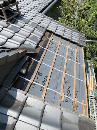 新城市　瓦屋根　雨漏り　瓦の下　腐る　下地　野地　部分交換　ルーフィング