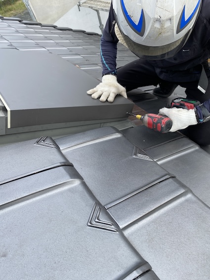 天窓　塞ぎ　ガルバリウム　ビス固定