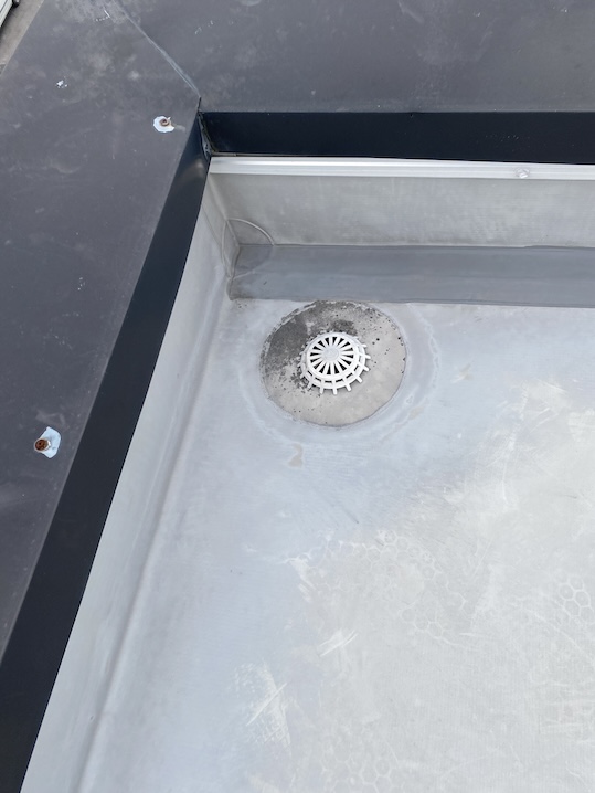 岡崎市　３階建て　雨漏り　屋上　防水　シート防水　排水ドレン　調査