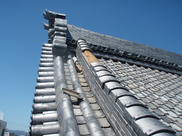 豊橋市下地町のお寺にて突風被害による瓦の落下、破片が下の屋根の瓦を割ってしまいました