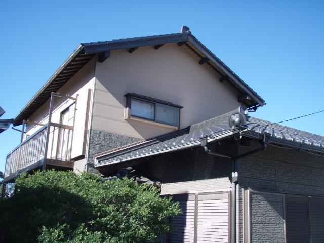岡崎市にて台風のような突風でずれてしまった屋根瓦・軒樋を無料調査しました