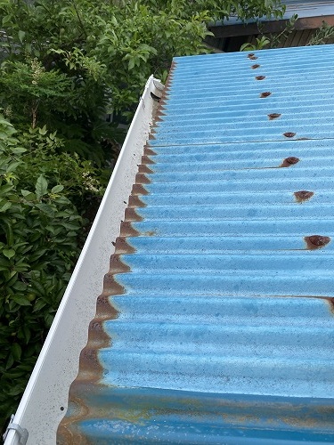 豊橋市　ポリカ　物置小屋　台風　棟板金サビ