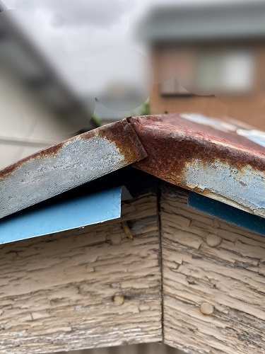 豊橋市　ポリカ　物置小屋　台風　棟板金サビ